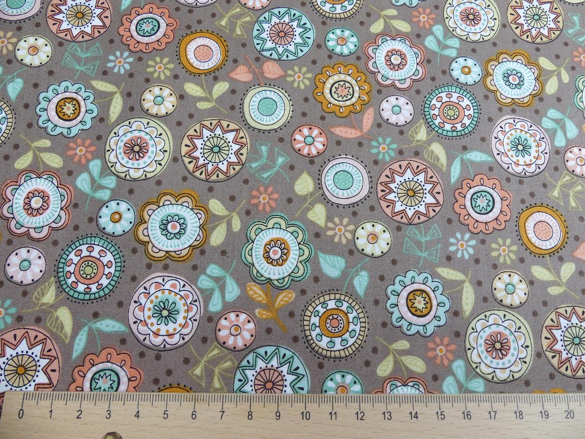 Patchworkstoff aus der Serie Doodle Days mit Kreisen und Blumen auf taupe farbenen Untergrund von Makower mit Maß